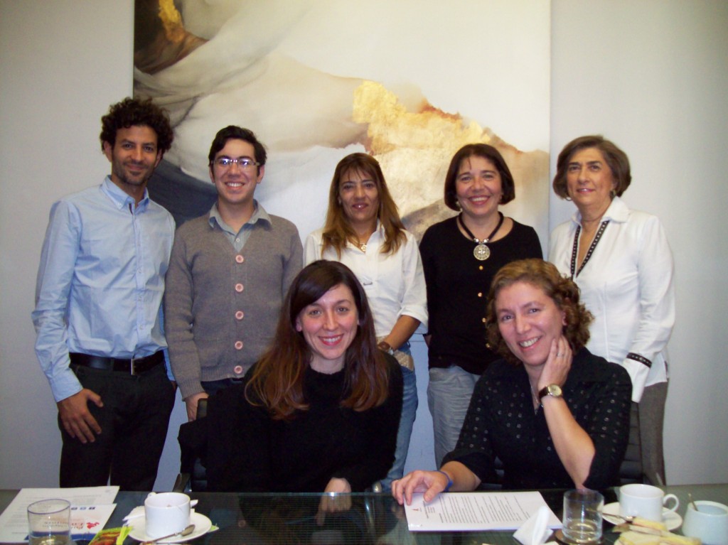 Los becarios Ingrid Alicia Lobisch, Erika Villarruel, Darío Duarte Nuñez, Adela Acevedo, Eugenia Villegas junto a Mariano Alu, Coordinador del Programa de Becas – Formador de Formadores y Silvia Paz Illobre, Presidente de Fundación Lúminis