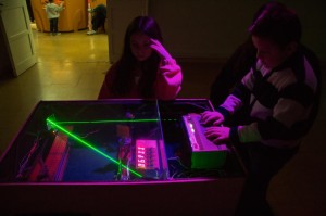 Versión electromecánica del videojuego Reflektor. Realizada por el Club de Jaqueo que funciona en el Laboratorio de Juguete